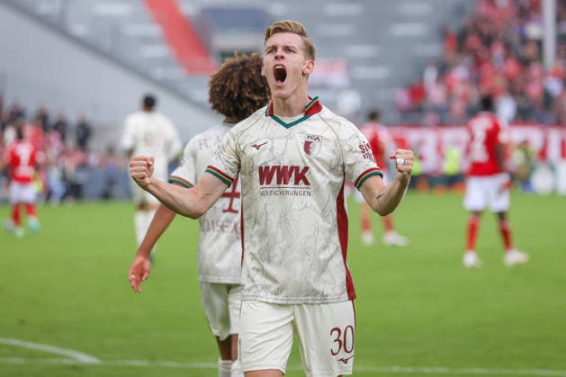 22.08.2026, xtgx, Fussball - DFB Pokal 1.Runde Energie Cottbus - FC Augsburg emspor, v.l. Jubel nach dem 0:1 durch Anton Kade (Augsburg, 30) (DFL DFB REGULATIONS PROHIBIT ANY USE OF PHOTOGRAPHS as IMAGE SEQUENCES and or QUASI-VIDEO) Cottbus *** August 22, 2026, xtgx, Soccer DFB Cup 1st Round Energie Cottbus vs. FC Augsburg emspor, from left: Celebrations after Anton Kade’s 0–1 goal for Augsburg, 30 DFL DFB REGULATIONS PROHIBIT ANY USE OF PHOTOGRAPHS AS IMAGE SEQUENCES AND OR QUASI-VIDEO Cottbus