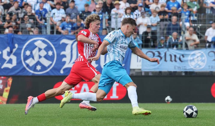 Stuttgart Fußball Regionalliga Südwest , Stuttgarter Kickers vs. SC Freiburg II , von links: Rouven Tarnutzer ( Frei ) Sebastian Müller ( Kickers ) *** Stuttgart Soccer, Regionalliga Southwest, Stuttgarter Kickers vs. SC Freiburg II; from left: Rouven Tarnutzer, Frei, Sebastian Müller, Kickers