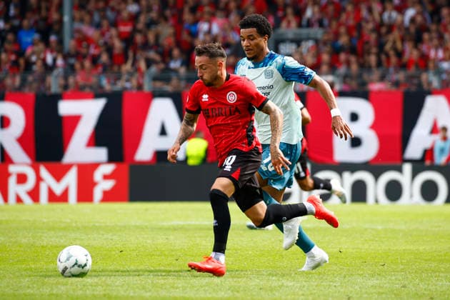 22.08.2026, xavx, Fussball DFB Pokal 1.Runde, SV Wehen Wiesbaden - Bayer 04 Leverkusen v.l. Sinan Karweina (SV Wehen Wiesbaden), Malik Tillman (Bayer 04 Leverkusen) Wiesbaden *** August 22, 2026, xavx, Soccer, DFB Cup First Round, SV Wehen Wiesbaden vs. Bayer 04 Leverkusen, Sinan Karweina (SV Wehen Wiesbaden), Malik Tillman (Bayer 04 Leverkusen), Wiesbaden