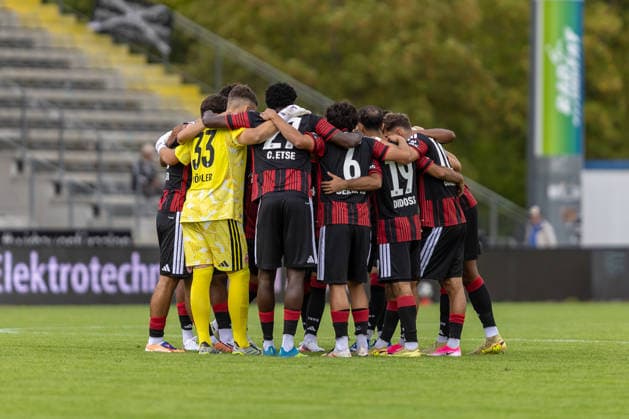 Spielerkreis vor dem Anpfiff Teamkreis Motivation SG Eintracht Frankfurt II, GER, VfR Aalen vs. SG Eintracht Frankfurt II, Fussball, Herren, Regionalliga Suedwest, 3. Spieltag, Spielzeit 2026 2027, 22.08.2026, DFL DFB REGULATIONS PROHIBIT ANY USE OF PHOTOGRAPHS AS IMAGE SEQUENCES AND OR QUASI-VIDEO, GER, VfR Aalen vs. SG Eintracht Frankfurt II, Fussball, Herren, Regionalliga Suedwest, 3. Spieltag, Spielzeit 2026 2027, 22.08.2026 Aalen *** Players gathered in a circle before kickoff; team huddle; motivation; SG Eintracht Frankfurt II, GER; VfR Aalen vs. SG Eintracht Frankfurt II; soccer; men s; Regionalliga Southwest; Matchday 3; 2026–2027 season, August 22, 2026, DFL and DFB regulations prohibit any use of photographs as image sequences and or quasi-video, GER, VfR Aalen vs. SG Eintracht Frankfurt II, Soccer, Men’s, Regionalliga Southwest, Matchday 3, 2026–2027 Season, August 22, 2026, Aalen Copyright: xEibner-Pressefoto JanixPlessx EP_JPL