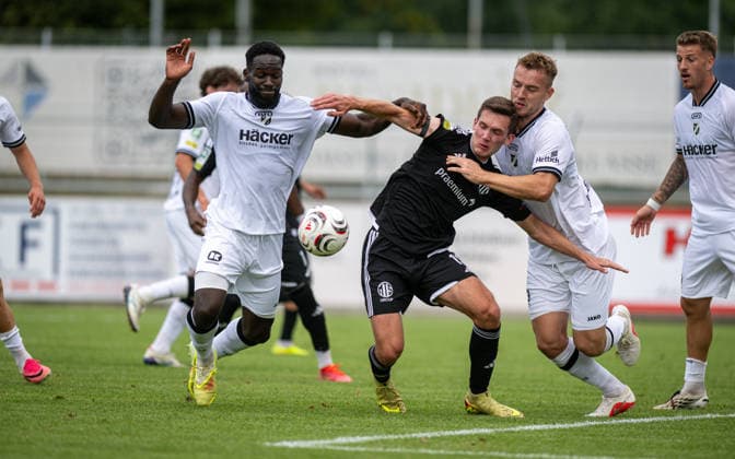 Fussball, Saison 2026 2027, Regionalliga West, 22.08.2026, 04. Spieltag, Herren, 1.FC Bocholt (schwarz) vs. SV Roedinghausen (weiss) v.l.: Jeff Amoah Mensah (SV Roedinghausen), Lennar Garlipp (1.FC Bocholt), Louis Hiepen (SV Roedinghausen), Bocholt Stadion am Huenting Deutschland *** Soccer, 2026–2027 Season, Regionalliga West, August 22, 2026, Matchday 4, Men’s, 1 FC Bocholt (black) vs. SV Roedinghausen (white); from left: Jeff Amoah Mensah (SV Roedinghausen), Lennar Garlipp (1 FC Bocholt), Louis Hiepen (SV Roedinghausen); Bocholt Stadion am Huenting, Germany 260822_fb_1fc-bocholt_sv-roedinghausen_57838
