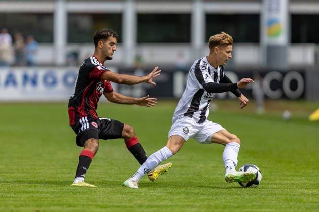 Dynamischer Zweikampf Benjamin Kindsvater (VfR Aalen, 11) George Didoss (Eintracht Frankfurt II, 19), GER, VfR Aalen vs. SG Eintracht Frankfurt II, Fussball, Herren, Regionalliga Suedwest, 3. Spieltag, Spielzeit 2026 2027, 22.08.2026, DFL DFB REGULATIONS PROHIBIT ANY USE OF PHOTOGRAPHS AS IMAGE SEQUENCES AND OR QUASI-VIDEO, GER, VfR Aalen vs. SG Eintracht Frankfurt II, Fussball, Herren, Regionalliga Suedwest, 3. Spieltag, Spielzeit 2026 2027, 22.08.2026 Aalen *** Dynamic tackle: Benjamin Kindsvater (VfR Aalen), 11; George Didoss (Eintracht Frankfurt II), 19, GER, VfR Aalen vs. SG Eintracht Frankfurt II, Soccer, Men’s, Regionalliga Southwest, Matchday 3, 2026–2027 Season, August 22, 2026, DFL and DFB regulations prohibit any use of photographs as image sequences and or quasi-video, GER, VfR Aalen vs. SG Eintracht Frankfurt II, Soccer, Men’s, Regionalliga Southwest, Matchday 3, 2026–2027 Season, August 22, 2026, Aalen Copyright: xEibner-Pressefoto JanixPlessx EP_JPL