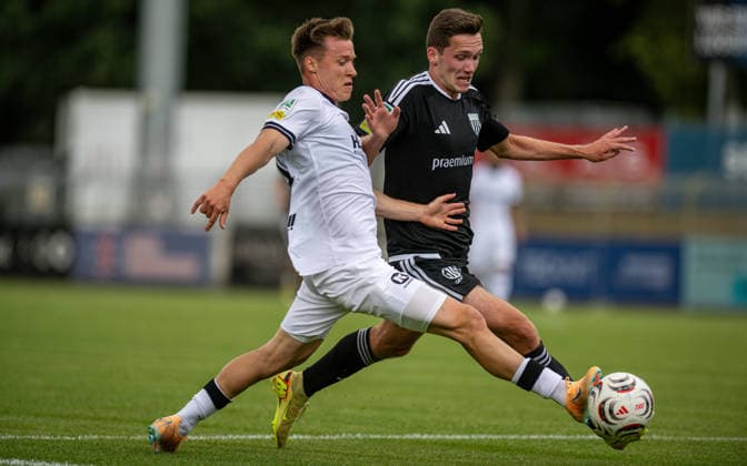 Fussball, Saison 2026 2027, Regionalliga West, 22.08.2026, 04. Spieltag, Herren, 1.FC Bocholt (schwarz) vs. SV Roedinghausen (weiss) v.l.: Marius Luca Bauer (SV Roedinghausen), Lennar Garlipp (1.FC Bocholt), Bocholt Stadion am Huenting Deutschland *** Soccer, 2026–2027 Season, Regionalliga West, August 22, 2026, Matchday 4, Men’s, 1 FC Bocholt (Black) vs. SV Roedinghausen (White), Referee: Marius Luca Bauer (SV Roedinghausen), Lennar Garlipp (1 FC Bocholt), Bocholt Stadion am Huenting, Germany 260822_fb_1fc-bocholt_sv-roedinghausen_57814