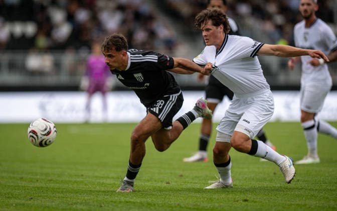 Fussball, Saison 2026 2027, Regionalliga West, 22.08.2026, 04. Spieltag, Herren, 1.FC Bocholt (schwarz) vs. SV Roedinghausen (weiss) v.l.: Filip Ilic (1.FC Bocholt), Ansgar Kuhlman (SV Roedinghausen), Bocholt Stadion am Huenting Deutschland *** Soccer, 2026–2027 Season, Regionalliga West, August 22, 2026, Matchday 4, Men s, 1 FC Bocholt (black) vs. SV Roedinghausen (white), with Filip Ilic (1 FC Bocholt) and Ansgar Kuhlman (SV Roedinghausen), Bocholt Stadion am Huenting, Germany 260822_fb_1fc-bocholt_sv-roedinghausen_57831