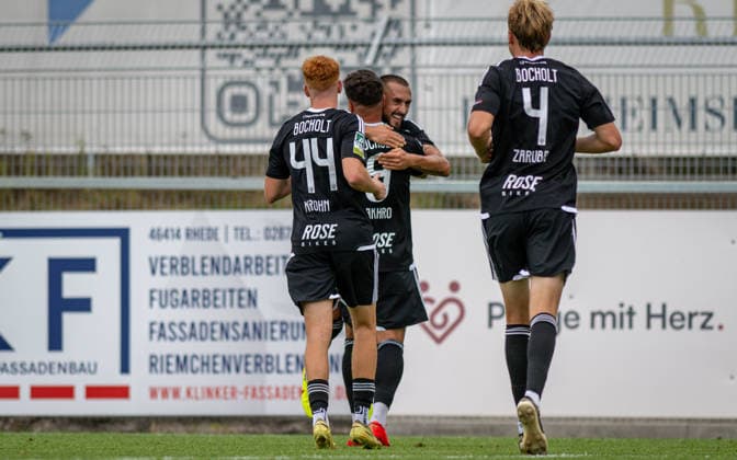Fussball, Saison 2026 2027, Regionalliga West, 22.08.2026, 04. Spieltag, Herren, 1.FC Bocholt (schwarz) vs. SV Roedinghausen (weiss) v.l.: Tim Krohn (1.FC Bocholt), Malek Fakhro (1.FC Bocholt), Stipe Batarilo (1.FC Bocholt), Kilian Zaruba (1.FC Bocholt), Bocholt Stadion am Huenting Deutschland *** Soccer, 2026–2027 Season, Regionalliga West, August 22, 2026, Matchday 4, Men s, 1 FC Bocholt (black) vs. SV Roedinghausen (white); from left: Tim Krohn (1 FC Bocholt), Malek Fakhro (1 FC Bocholt), Stipe Batarilo (1 FC Bocholt), Kilian Zaruba (1 FC Bocholt); Bocholt Stadium am Huenting, Germany 260822_fb_1fc-bocholt_sv-roedinghausen_57833