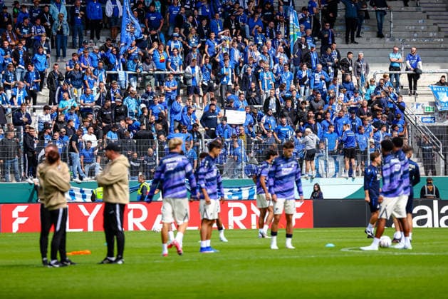 Mitgereiste Hoffenheimer Fans sehen ihrer Mannschaft beim Warm Up zu, FC Erzgebirge Aue vs. TSG Hoffenheim, Fussball, DFB Pokal, 1. Runde, Saison 2026 2027, 22.08.2026,¨ DFL REGULATIONS PROHIBIT ANY USE OF PHOTOGRAPHS AS IMAGE SEQUENCES AND OR QUASI-VIDEO,¨ FC Erzgebirge Aue vs. TSG Hoffenheim, Fussball, DFB Pokal, 1. Runde, Saison 2026 2027, 22.08.2026, Aue *** Hoffenheim fans who traveled with the team watch their squad warm up, FC Erzgebirge Aue vs. TSG Hoffenheim, soccer, DFB Cup, 1st round, 2026–2027 season, August 22, 2026, DFL regulations prohibit any use of photographs as image sequences and or quasi-video, FC Erzgebirge Aue vs. TSG Hoffenheim, soccer, DFB Cup, Round 1, 2026–2027 Season, August 22, 2026, Aue Copyright: xEibner-Pressefoto LauraxRoemerx EP_LRR