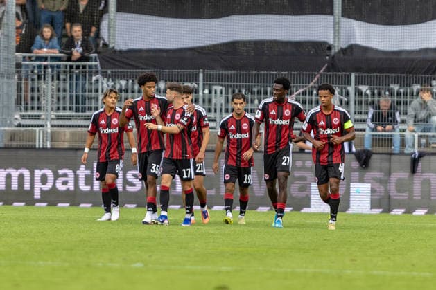 Tor 0:1 Torjubel Jubel Freude Emotionen Mimik Gestik Malik Pimpong (Eintracht Frankfurt II, 35) feiert mit Team Marvin Dills (Eintracht Frankfurt II, 08) Paul Wuensch (Eintracht Frankfurt II, 17) Niklas Scheller (Eintracht Frankfurt II, 21) George Didoss (Eintracht Frankfurt II, 19) Collin Owusu Etse (Eintracht Frankfurt II, 27) Julian Etse (Eintracht Frankfurt II, 04), GER, VfR Aalen vs. SG Eintracht Frankfurt II, Fussball, Herren, Regionalliga Suedwest, 3. Spieltag, Spielzeit 2026 2027, 22.08.2026, DFL DFB REGULATIONS PROHIBIT ANY USE OF PHOTOGRAPHS AS IMAGE SEQUENCES AND OR QUASI-VIDEO, GER, VfR Aalen vs. SG Eintracht Frankfurt II, Fussball, Herren, Regionalliga Suedwest, 3. Spieltag, Spielzeit 2026 2027, 22.08.2026 Aalen *** Goal 0 1 Goal celebration Cheering Joy Emotions Facial expressions Gestures Malik Pimpong, Eintracht Frankfurt II, 35, celebrates with the team Marvin Dills, Eintracht Frankfurt II, 08 Paul Wuensch, Eintracht Frankfurt II, 17 Niklas Scheller, Eintracht Frankfurt II, 21 George Didoss, Eintracht Frankfurt II, 19 Collin Owusu Etse, Eintracht Frankfurt II, 27 Julian Etse, Eintracht Frankfurt II, 04, GER, VfR Aalen vs. SG Eintracht Frankfurt II, Soccer, Men’s, Regionalliga Southwest, Matchday 3, 2026–2027 season, August 22, 2026, DFL and DFB regulations prohibit any use of photographs as image sequences and or quasi-video, GER, VfR Aalen vs. SG Eintracht Frankfurt II, soccer, men’s, Regionalliga Southwest, Matchday 3, 2026–2027 season, August 22, 2026, Aalen Copyright: xEibner-Pressefoto JanixPlessx EP_JPL