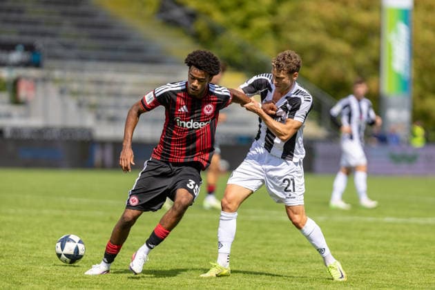 Harter Zweikampf Malik Pimpong (Eintracht Frankfurt II, 35) David Groezinger (VfR Aalen, 21) Trikotziehen, GER, VfR Aalen vs. SG Eintracht Frankfurt II, Fussball, Herren, Regionalliga Suedwest, 3. Spieltag, Spielzeit 2026 2027, 22.08.2026, DFL DFB REGULATIONS PROHIBIT ANY USE OF PHOTOGRAPHS AS IMAGE SEQUENCES AND OR QUASI-VIDEO, GER, VfR Aalen vs. SG Eintracht Frankfurt II, Fussball, Herren, Regionalliga Suedwest, 3. Spieltag, Spielzeit 2026 2027, 22.08.2026 Aalen *** Fierce tackle: Malik Pimpong (Eintracht Frankfurt II), 35, vs. David Groezinger (VfR Aalen), 21; jersey pulling, GER, VfR Aalen vs. SG Eintracht Frankfurt II, Soccer, Men’s, Regionalliga Southwest, Matchday 3, 2026–2027 Season, August 22, 2026, DFL and DFB regulations prohibit any use of photographs as image sequences and or quasi-video, GER, VfR Aalen vs. SG Eintracht Frankfurt II, Soccer, Men’s, Regionalliga Southwest, Matchday 3, 2026–2027 Season, August 22, 2026, Aalen Copyright: xEibner-Pressefoto JanixPlessx EP_JPL