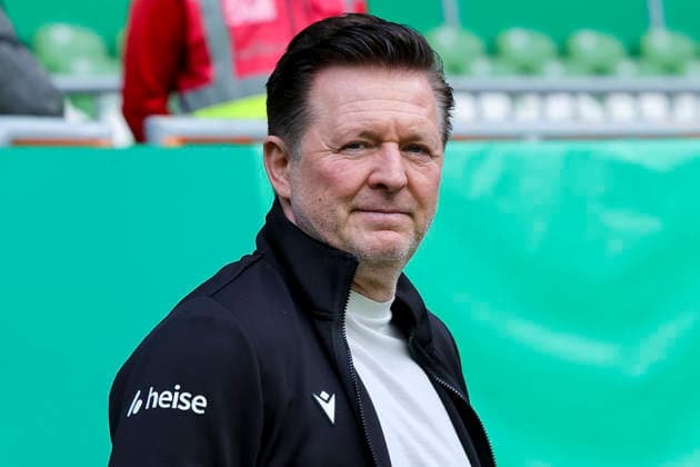 Trainer Christian Titz (Hannover 96) schaut waehrend des Spiels des DFB-Pokals zwischen SV Hemelingen und Hannover 96, Weserstadion am 22. August 2026 in Bremen, Deutschland. (Foto von Marco Steinbrenner DeFodi Images) +++ Trainer Christian Titz (Hannover 96) looks on during the DFB-Pokal match between SV Hemelingen and Hannover 96t at Weserstadion on August 22, 2026 in Bremen, Germany. (Photo by Marco Steinbrenner DeFodi Images) (Photo by Marco Steinbrenner DeFodi Images) - *** Hannover 96 coach Christian Titz watches during the DFB Cup match between SV Hemelingen and Hannover 96 at Weserstadion in Bremen on August 22, 2026, Germany. Photo by Marco Steinbrenner, DeFodi Images. Coach Christian Titz of Hannover 96 looks on during the DFB Cup match between SV Hemelingen and Hannover 96 at Weserstadion on August 22, 2026 in Bremen, Germany. Photo by Marco Steinbrenner, DeFodi Images. Photo by Marco Steinbrenner, DeFodi Images.