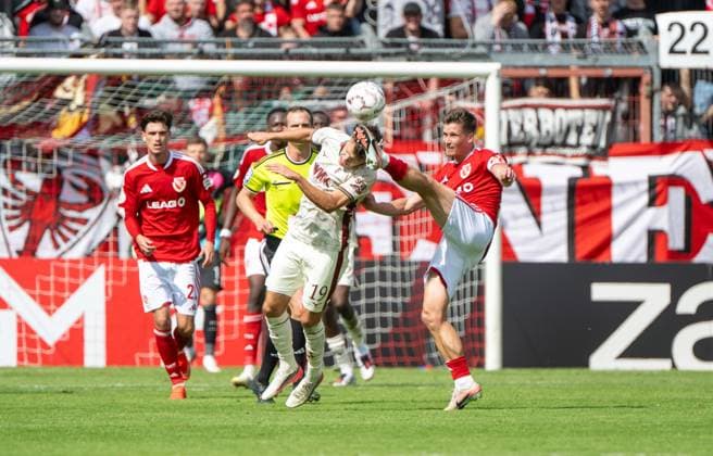 Fußball, Herren, Saison 2026 2027, DFB-Pokal (1. Runde), FC Energie Cottbus - FC Augsburg, v. l. Robin Fellhauer (FC Augsburg), Axel Borgmann (Energie Cottbus), 22.08.2026, *** Soccer, Men s, 2026–2027 Season, DFB Cup First Round, FC Energie Cottbus vs. FC Augsburg; from left: Robin Fellhauer (FC Augsburg), Axel Borgmann (Energie Cottbus); August 22, 2026, Copyright: xMatthiasxKochx