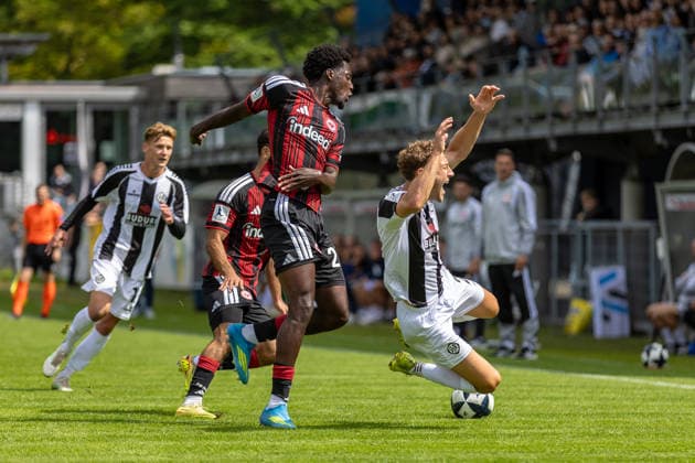 Harter Zweikampf Fouls Collin Owusu Etse (Eintracht Frankfurt II, 27) David Groezinger (VfR Aalen, 21) Schrei Mimik Gestik, GER, VfR Aalen vs. SG Eintracht Frankfurt II, Fussball, Herren, Regionalliga Suedwest, 3. Spieltag, Spielzeit 2026 2027, 22.08.2026, DFL DFB REGULATIONS PROHIBIT ANY USE OF PHOTOGRAPHS AS IMAGE SEQUENCES AND OR QUASI-VIDEO, GER, VfR Aalen vs. SG Eintracht Frankfurt II, Fussball, Herren, Regionalliga Suedwest, 3. Spieltag, Spielzeit 2026 2027, 22.08.2026 Aalen *** Fierce Tackle, Fouls: Collin Owusu Etse (Eintracht Frankfurt II), 27; David Groezinger (VfR Aalen), 21; Shouting, Facial Expressions, Gestures, GER, VfR Aalen vs. SG Eintracht Frankfurt II, Soccer, Men’s, Regionalliga Southwest, Matchday 3, 2026–2027 Season, August 22, 2026, DFL and DFB regulations prohibit any use of photographs as image sequences and or quasi-video, GER, VfR Aalen vs. SG Eintracht Frankfurt II, Soccer, Men’s, Regionalliga Southwest, Matchday 3, 2026–2027 Season, August 22, 2026, Aalen Copyright: xEibner-Pressefoto JanixPlessx EP_JPL