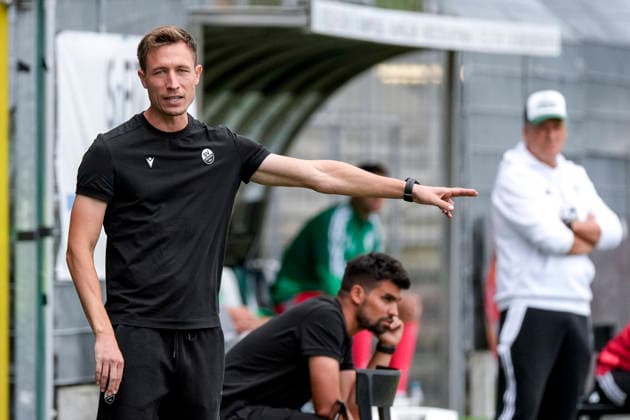 Kevin Stotz, coach and head coach of SVS, gives instructions, gesturing with his arms; single frame, single photo, action, August 22, 2026, Sandhausen, Germany, soccer, Regionalliga Southwest, SV Sandhausen FC vs. 08 Homburg xozx