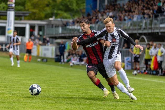 Harter Zweikampf George Didoss (Eintracht Frankfurt II, 19) Benjamin Kindsvater (VfR Aalen, 11) Mimik Gestik halten ziehen Ellbogen im Gesicht, GER, VfR Aalen vs. SG Eintracht Frankfurt II, Fussball, Herren, Regionalliga Suedwest, 3. Spieltag, Spielzeit 2026 2027, 22.08.2026, DFL DFB REGULATIONS PROHIBIT ANY USE OF PHOTOGRAPHS AS IMAGE SEQUENCES AND OR QUASI-VIDEO, GER, VfR Aalen vs. SG Eintracht Frankfurt II, Fussball, Herren, Regionalliga Suedwest, 3. Spieltag, Spielzeit 2026 2027, 22.08.2026 Aalen *** Fierce tackle: George Didoss (Eintracht Frankfurt II), 19; Benjamin Kindsvater (VfR Aalen), 11; facial expressions and gestures—pulling, elbow to the face, GER, VfR Aalen vs. SG Eintracht Frankfurt II, Soccer, Men’s, Regionalliga Southwest, Matchday 3, 2026–2027 Season, August 22, 2026, DFL and DFB regulations prohibit any use of photographs as image sequences and or quasi-video, GER, VfR Aalen vs. SG Eintracht Frankfurt II, Soccer, Men’s, Regionalliga Southwest, Matchday 3, 2026–2027 season, August 22, 2026, Aalen Copyright: xEibner-Pressefoto JanixPlessx EP_JPL