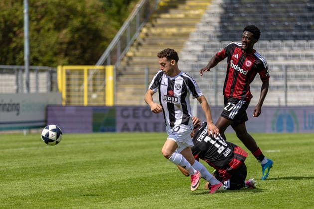 Harter Zweikampf Emre Kahriman (VfR Aalen, 10) Jonas Bauer (Eintracht Frankfurt II, 10) geht zu Boden Collin Owusu Etse (Eintracht Frankfurt II, 27) dahinter, GER, VfR Aalen vs. SG Eintracht Frankfurt II, Fussball, Herren, Regionalliga Suedwest, 3. Spieltag, Spielzeit 2026 2027, 22.08.2026, DFL DFB REGULATIONS PROHIBIT ANY USE OF PHOTOGRAPHS AS IMAGE SEQUENCES AND OR QUASI-VIDEO, GER, VfR Aalen vs. SG Eintracht Frankfurt II, Fussball, Herren, Regionalliga Suedwest, 3. Spieltag, Spielzeit 2026 2027, 22.08.2026 Aalen *** A hard tackle: Emre Kahriman (VfR Aalen, 10) takes down Jonas Bauer (Eintracht Frankfurt II, 10); Collin Owusu Etse (Eintracht Frankfurt II, 27) is behind them, GER, VfR Aalen vs. SG Eintracht Frankfurt II, Soccer, Men’s, Regionalliga Southwest, Matchday 3, 2026–2027 season, August 22, 2026, DFL and DFB regulations prohibit any use of photographs as image sequences and or quasi-video, GER, VfR Aalen vs. SG Eintracht Frankfurt II, Soccer, Men’s, Regionalliga Southwest, Matchday 3, 2026–2027 season, August 22, 2026, Aalen Copyright: xEibner-Pressefoto JanixPlessx EP_JPL