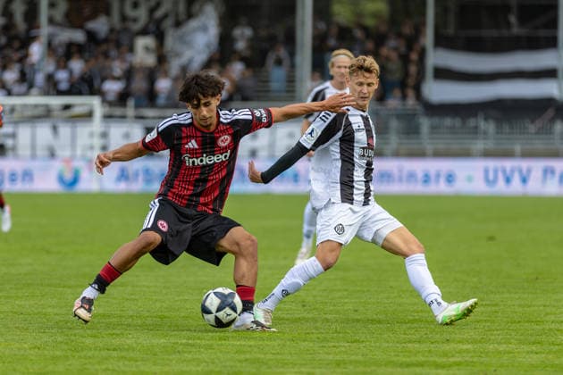 Harter Zweikampf Ebu Bekir Is (Eintracht Frankfurt II, 06) Benjamin Kindsvater (VfR Aalen, 11), GER, VfR Aalen vs. SG Eintracht Frankfurt II, Fussball, Herren, Regionalliga Suedwest, 3. Spieltag, Spielzeit 2026 2027, 22.08.2026, DFL DFB REGULATIONS PROHIBIT ANY USE OF PHOTOGRAPHS AS IMAGE SEQUENCES AND OR QUASI-VIDEO, GER, VfR Aalen vs. SG Eintracht Frankfurt II, Fussball, Herren, Regionalliga Suedwest, 3. Spieltag, Spielzeit 2026 2027, 22.08.2026 Aalen *** Tough Match: Ebu Bekir Is (Eintracht Frankfurt II), 06 Benjamin Kindsvater (VfR Aalen), 11, GER, VfR Aalen vs. SG Eintracht Frankfurt II, Soccer, Men’s, Regionalliga Southwest, Matchday 3, 2026–2027 Season, August 22, 2026, DFL and DFB regulations prohibit any use of photographs as image sequences and or quasi-video, GER, VfR Aalen vs. SG Eintracht Frankfurt II, Soccer, Men s, Regionalliga Southwest, Matchday 3, 2026–2027 Season, August 22, 2026, Aalen Copyright: xEibner-Pressefoto JanixPlessx EP_JPL
