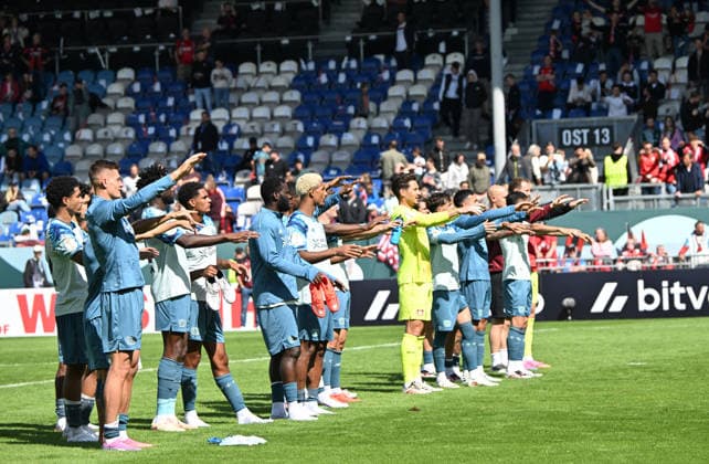 DFB-Pokal 2026 27 1. Runde Wiesbaden - BRITA-Arena SV Wehen Wiesbaden (svww) - Bayer Leverkusen (lev) 0:4 Die Leverkusener feiern ihren Sieg DFB-Pokal *** 2026-27 DFB Cup, First Round, Wiesbaden, BRITA Arena: SV Wehen Wiesbaden vs. Bayer Leverkusen, 0-4. The Leverkusen players celebrate their DFB Cup victory.