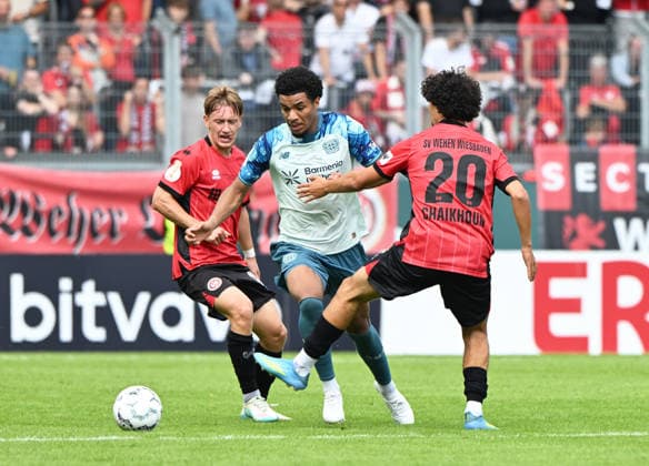 DFB-Pokal 2026 27 1. Runde Wiesbaden - BRITA-Arena SV Wehen Wiesbaden (svww) - Bayer Leverkusen (lev) 0:4 Malik TILLMAN (Bayer Leverkusen), li - Ayoub CHAIKHOUN (SV Wehen-Wiesbaden) DFB-Pokal *** 2026 DFB Cup, Round 1, Wiesbaden, BRITA Arena: SV Wehen Wiesbaden vs. Bayer Leverkusen 0–4; Malik TILLMAN (Bayer Leverkusen), Ayoub CHAIKHOUN (SV Wehen Wiesbaden); DFB Cup