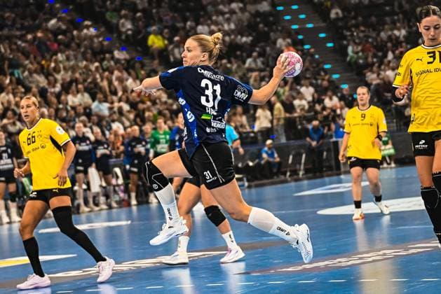 Kelly Vollebregt ( 31; Borussia Dortmund) läuft mit dem Ball in der Hand auf das Tor zu und bereitet einen Wurf vor. Dana Bleckmann ( 66; Borussia Dortmund) beobachtet die Szene im Hintergrund, während Spielerinnen der HSG Blomberg-Lippe die Abwehr stellen. Kelly Vollebregt ( 31; Borussia Dortmund) beim Wurfanlauf im SAP Garden *** Kelly Vollebregt (31), Borussia Dortmund, runs toward the goal with the ball in her hand and prepares to shoot. Dana Bleckmann (66), Borussia Dortmund, watches the action in the background while players from HSG Blomberg Lippe set up their defense. Kelly Vollebregt (31), Borussia Dortmund, takes a shot at the SAP Garden. Copyright: xspeedshotx xDorianfrickx