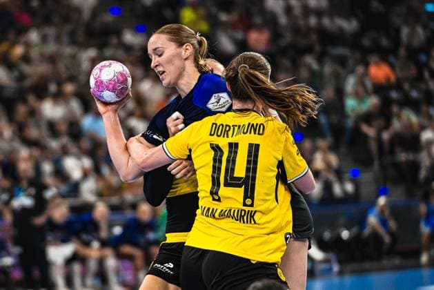 Alieke van Maurik ( 14; Borussia Dortmund) und eine weitere Dortmund-Spielerin stellen eine Angreiferin der HSG Blomberg-Lippe im Zweikampf, die den Ball in der erhobenen Hand hält. Die Szene zeigt intensiven Körperkontakt vor einer gut gefüllten Zuschauertribüne im SAP Garden München. Alieke van Maurik ( 14; Borussia Dortmund) im Zweikampf gegen HSG Blomberg-Lippe *** Alieke van Maurik, No. 14 of Borussia Dortmund, and another Dortmund player challenge an attacker from HSG Blomberg Lippe in a one-on-one situation, who is holding the ball in her raised hand. The scene shows intense physical contact in front of a packed crowd at the SAP Garden in Munich. Alieke van Maurik (14) of Borussia Dortmund is in a one-on-one battle against HSG Blomberg Lippe Copyright: xspeedshotx xDorianfrickx