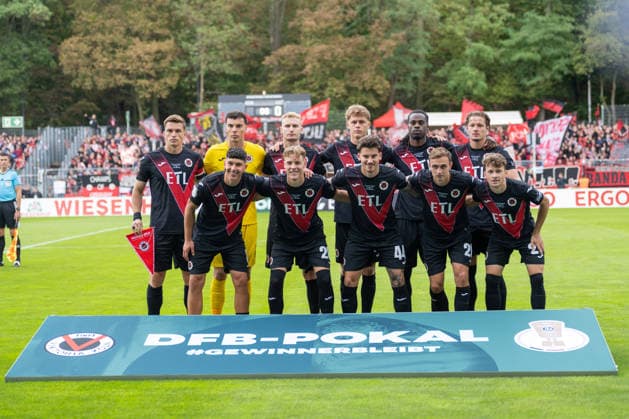 Die Startelf von Viktoria Koeln stellt sich zum Mannschaftsfoto. Viktoria Koeln vs. 1. FC Nuernberg, Fussball, DFB-Pokal, 1. Runde, Saison 2026 2027, 22.08.2026 DFL DFB Regulations prohibit any use of Photographs as image sequences and or Quasivideo Viktoria Koeln vs. 1. FC Nuernberg, Fussball, DFB-Pokal, 1. Runde, Saison 2026 2027, 22.08.2026 Koeln *** Viktoria Cologne s starting lineup poses for the team photo: Viktoria Cologne vs. 1. FC Nuremberg, soccer, DFB Cup, 1st round, 2026–2027 season, August 22, 2026 DFL DFB regulations prohibit any use of photographs as image sequences and or quasi-video: Viktoria Cologne vs. 1. FC Nuremberg, soccer, DFB Cup, Round 1, 2026–2027 season, August 22, 2026, Cologne Copyright: xEibner-Pressefoto ThomasxHaeslerx EP_THR