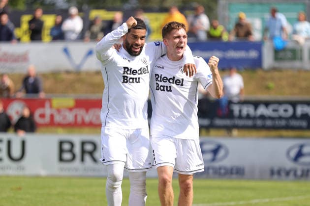 22.08.2026, Herren, Fussball, Regionalliga Bayern, Saison 2026 2027, 5. Spieltag: DJK Vilzing - FC Schweinfurt 05 Von links: Torschütze Jason Prodanovic (FC Schweinfurt 05, 17) und Philipp Hack (FC Schweinfurt 05, 07) feiern das 1:0 für Schweinfurt Vilzing Manfred-Zollner-Stadion Bayern Deutschland *** August 22, 2026, Men s Soccer, Bavarian Regional League, 2026–2027 Season, Matchday 5: DJK Vilzing vs. FC Schweinfurt 05. From left: Goal scorer Jason Prodanovic (FC Schweinfurt 05, No. 17) and Philipp Hack (FC Schweinfurt 05, No. 07) celebrate Schweinfurt’s 1–0 lead. Manfred Zollner Stadium, Vilzing, Bavaria, Germany