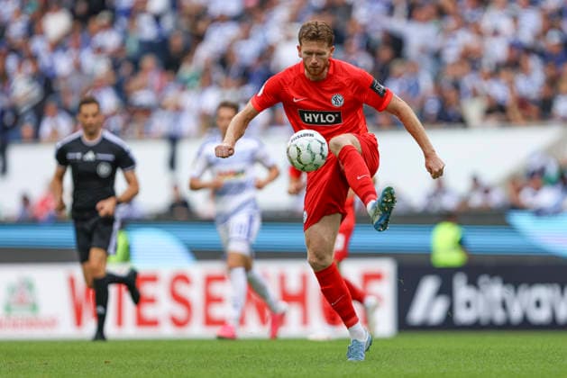 Florian Le Joncour (SV 07 Elversberg) in Aktion, am Ball, Einzelaktion waehrend des Spiels der 1. Runde des DFB-Pokal zwischen MSV Duisburg und SV 07 Elversberg, Schauinsland-Reisen-Arena am 22. August 2026 in Duisburg, Deutschland. (Foto von Oliver Kaelke DeFodi Images) +++ Florian Le Joncour (SV 07 Elversberg) controls the ball during the 1st round match of the DFB-Pokal between MSV Duisburg and SV 07 Elversberg at Schauinsland-Reisen-Arena on August 22, 2026 in Duisburg, Germany. (Photo by Oliver Kaelke DeFodi Images) DFB DFL REGULATIONS PROHIBIT ANY USE OF PHOTOGRAPHS AS IMAGE SEQUENCES AND OR QUASI-VIDEO. (Photo by Oliver Kaelke DeFodi Images) - *** Florian Le Joncour of SV 07 Elversberg in action, on the ball, making a solo run during the first-round DFB Cup match between MSV Duisburg and SV 07 Elversberg at the Schauinsland Reisen Arena on August 22, 2026, in Duisburg, Germany. Photo by Oliver Kaelke, DeFodi Images. Florian Le Joncour of SV 07 Elversberg controls the ball during the first-round match of the DFB Cup between MSV Duisburg and SV 07 Elversberg at the Schauinsland Reisen Arena on August 22, 2026 in Duisburg, Germany. Photo by Oliver Kaelke, DeFodi Images. DFB and DFL regulations prohibit any use of photographs as image sequences and or quasi-video. Photo by Oliver Kaelke, DeFodi Images.