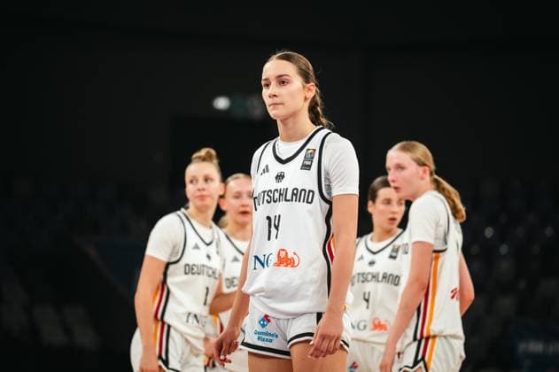 Mia Melissa Koloszar ( 14; Deutschland u16w) steht konzentriert auf dem Parkett der Pitesti Arena, umgeben von Mitspielerinnen des deutschen Nationalteams. Im Hintergrund sind weitere Spielerinnen mit den Nummern 1 und 4 zu erkennen. Mia Melissa Koloszar ( 14; Deutschland u16w) im Fokus bei der FIBA-Jugend-EM *** Mia Melissa Koloszar, No. 14 for Germany’s U16 women’s team, stands focused on the court at Pitesti Arena, surrounded by teammates from the German national team. In the background, other players wearing numbers 1 and 4 can be seen. Mia Melissa Koloszar, No. 14 for Germany’s U16 women’s team, takes center stage at the FIBA European Youth Championship. Copyright: xJoelxKruehlerx