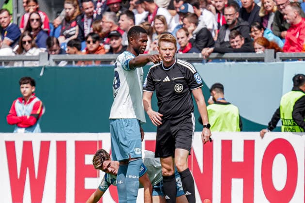 Deutschland: Fussball Saison 2026 2027 , DFB-Pokal Runde 1 1. Runde , SV Wehen Wiesbaden vs. Bayer Leverkusen - Brita-Arena (Wiesbaden) : Christian Kofane (Bayer 04 Leverkusen, 35) Geste, Gestik, Emotion und Christian Dingert (Schiedsrichter) Wiesbaden Brita-Arena Deutschland Germany *** Germany Soccer Season 2026–2027, DFB Cup Round 1, SV Wehen Wiesbaden vs. Bayer Leverkusen, Brita Arena, Wiesbaden; Christian Kofane, Bayer 04 Leverkusen, 35; gestures, body language, emotion; and Christian Dingert, referee, Wiesbaden, Brita Arena, Germany Copyright: xBennetxLongx