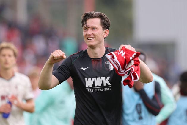 22.08.2026, xtgx, Fussball DFB-Pokal 1. Runde, FC Energie Cottbus - FC Augsburg, v.l. Michael Gregoritsch (Augsburg, 11) Jubel ueber den Sieg, Jubel nach Spielende (DFL DFB REGULATIONS PROHIBIT ANY USE OF PHOTOGRAPHS as IMAGE SEQUENCES and or QUASI-VIDEO) Cottbus *** August 22, 2026, xtgx, Soccer DFB Cup 1st Round, FC Energie Cottbus vs. FC Augsburg, from left: Michael Gregoritsch (Augsburg), 11, celebrating the victory, Celebration after the game ends. DFL and DFB regulations prohibit any use of photographs as image sequences and or quasi-video. Cottbus
