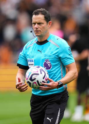 Hull City v Manchester United, ManU Premier League Referee Darren England leaves the field after the Premier League match at the MKM Stadium, Hull 22 08 2026 UK Newspapers OUT Copyright: xMikexMartinx FIL-23813-0107