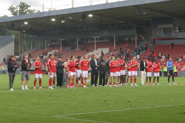 22.08.2026, xtgx, Fussball DFB-Pokal 1. Runde, FC Energie Cottbus - FC Augsburg, v.l. Cottbus enttaeuscht, enttäuscht, schaut enttaeuscht, niedergeschlagen, disappointed Bedankt sich bei den Fans (DFL DFB REGULATIONS PROHIBIT ANY USE OF PHOTOGRAPHS as IMAGE SEQUENCES and or QUASI-VIDEO) Cottbus *** August 22, 2026, xtgx, Soccer DFB Cup 1st Round, FC Energie Cottbus vs. FC Augsburg, From left: Cottbus looks disappointed, looks dejected, thanks the fans. DFL DFB REGULATIONS PROHIBIT ANY USE OF PHOTOGRAPHS as IMAGE SEQUENCES and or QUASI-VIDEO. Cottbus