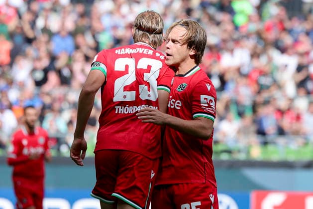 Stefan Teitur Thordarson (Hannover 96) bejubelt seinen Treffer zum 0:1 mit Lars Gindorf (Hannover 96) waehrend des Spiels des DFB-Pokals zwischen SV Hemelingen und Hannover 96, Weserstadion am 22. August 2026 in Bremen, Deutschland. (Foto von Marco Steinbrenner DeFodi Images) +++ Stefan Teitur Thordarson (Hannover 96) celebrates after scoring his teams first goal with Lars Gindorf (Hannover 96) during the DFB-Pokal match between SV Hemelingen and Hannover 96t at Weserstadion on August 22, 2026 in Bremen, Germany. (Photo by Marco Steinbrenner DeFodi Images) (Photo by Marco Steinbrenner DeFodi Images) - *** Stefan Teitur Thordarson of Hannover 96 celebrates his goal—making the score 0–1—with Lars Gindorf of Hannover 96 during the DFB Cup match between SV Hemelingen and Hannover 96 at Weserstadion on August 22, 2026, in Bremen, Germany. Photo by Marco Steinbrenner, DeFodi Images. Stefan Teitur Thordarson of Hannover 96 celebrates after scoring his team’s first goal with Lars Gindorf of Hannover 96 during the DFB Cup match between SV Hemelingen and Hannover 96 at Weserstadion on August 22, 2026 in Bremen, Germany. Photo by Marco Steinbrenner, DeFodi Images. Photo by Marco Steinbrenner, DeFodi Images.
