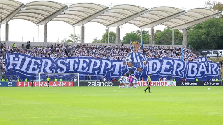 22.08.2026, xrekx, Fussball DFB Pokal 1.Runde, 1.FC Saarbruecken - Hertha BSC Berlin v.l. Hertha BSC Teamkreis Fans ,Stimmung, Schals, Ultras, Zuschauer, Besucher, Choreo, Choreografie, atmosphere, scarves, spectators, visitors (DFL DFB REGULATIONS PROHIBIT ANY USE OF PHOTOGRAPHS as IMAGE SEQUENCES and or QUASI-VIDEO) Saarbruecken *** August 22, 2026, xrekx, Soccer DFB Cup 1st Round, 1. FC Saarbrücken vs. Hertha BSC Berlin – Hertha BSC team circle, fans, atmosphere, scarves, ultras, spectators, visitors, choreographed display, choreography, atmosphere, scarves, spectators, visitors DFL DFB REGULATIONS PROHIBIT ANY USE OF PHOTOGRAPHS as IMAGE SEQUENCES and or QUASI-VIDEO Saarbruecken