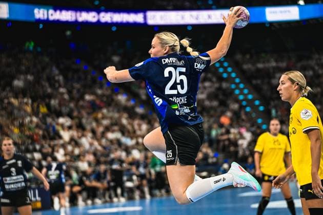 Lilli Röpcke ( 25; HSG Blomberg-Lippe) springt hoch und holt zum Wurf aus, der Ball ist in ihrer erhobenen Hand sichtbar. Dana Bleckmann von Borussia Dortmund beobachtet die Aktion von der Seite. Lilli Röpcke ( 25; HSG Blomberg-Lippe) beim Sprungwurf im SAP Garden *** Lilli Röpcke, No. 25 of HSG Blomberg Lippe, jumps high and winds up for a shot; the ball is visible in her raised hand. Dana Bleckmann of Borussia Dortmund watches the play from the sidelines as Lilli Röpcke, No. 25 of HSG Blomberg Lippe, attempts a jump shot at SAP Garden. Copyright: xspeedshotx xDorianfrickx