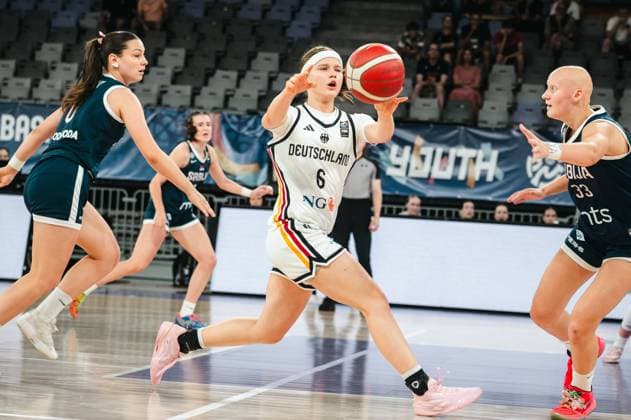 Emilia Atsur ( 6; Team Deutschland u16w 2026) nimmt den Ball in dynamischer Laufbewegung auf und zieht am Korb vorbei an zwei serbischen Gegenspielerinnen. Die Szene findet in der Pitesti Arena vor teilweise besetzten Rängen statt. Emilia Atsur ( 6; Deutschland u16w) beim Ballkontakt im Angriff *** Emilia Atsur 6 of Team Germany U16w 2026 catches the ball while making a dynamic drive and cuts past the basket, eluding two Serbian defenders. The scene takes place at the Pitesti Arena in front of a partially filled crowd. Emilia Atsur 6 of Team Germany U16w makes contact with the ball on offense. Copyright: xJoelxKruehlerx