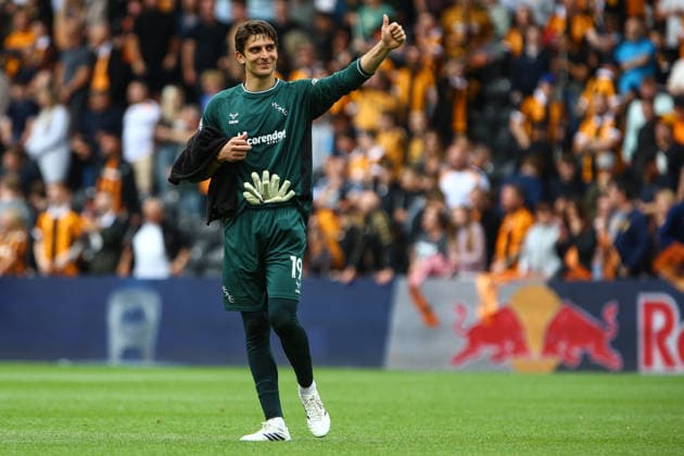 MKM Stadium KINGSTON UPON HULL, ENGLAND, AUGUST 22: Konstantinos Tzolakis of Hull City gestures to the fans after the Premier League 2026-27 match between Hull City and Manchester United, ManU at MKM Stadium on August 22, 2026 in Kingston upon Hull, England. (Photo by Zach Forster Sports Press Photo) (Zach Forster Sports Press Photo SPP)  Copyright: xZachxForster SportsxPressxPhotox xSPPx Sportspressphoto_SPR212284