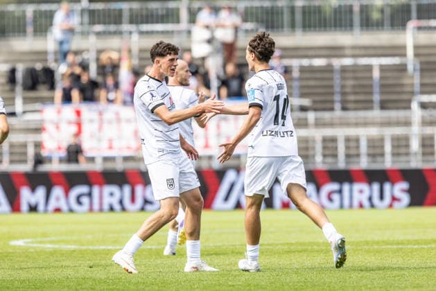 SSV Ulm 1846 Fußball vs. SG Barockstadt Fulda-Lehnerz, Fussball, Regionalliga Südwest, 3. Spieltag, Donaustadion Ulm 22.08.26 Torjubel Jubel Freude nach Treffer Tor Torschuss zum 1:1 durch Steffen Meuer (SSV Ulm 1846 Fußball, 18). v.l. Vorlagengeber Mateo Mrden (SSV Ulm 1846 Fußball, 28), Karl Kempf (SSV Ulm 1846 Fußball, 14) SSV Ulm 1846 Fußball vs. SG Barockstadt Fulda-Lehnerz, Fussball, Regionalliga Südwest, 3. Spieltag, Donaustadion Ulm 22.08.26 Foto: Lucca Fundel Ulm Donaustadion Baden-Württemberg Deutschland *** SSV Ulm 1846 Soccer vs. SG Barockstadt Fulda Lehnerz, Soccer, Regionalliga Southwest, Matchday 3, Donaustadion Ulm, August 22, 2026; Goal celebration, cheers, and joy after the goal—Steffen Meuer scores the equalizer (1–1) for SSV Ulm 1846 Soccer; 18 (left), assist provider Mateo Mrden of SSV Ulm 1846 Soccer, 28, Karl Kempf, SSV Ulm 1846 Soccer, 14, SSV Ulm 1846 Soccer vs. SG Barockstadt Fulda Lehnerz, Soccer, Regionalliga Southwest, Matchday 3, Donaustadion Ulm, August 22, 2026. Photo by Lucca Fundel. Ulm Donaustadion, Baden-Württemberg, Germany