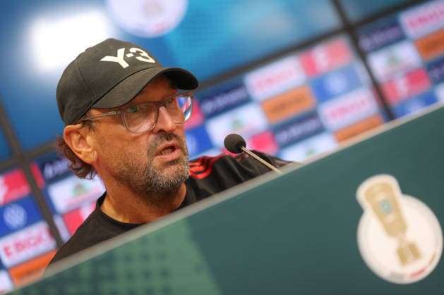 22.08.2026, xtgx, Fussball DFB-Pokal 1. Runde, FC Energie Cottbus - FC Augsburg, v.l. Claus Dieter Pele Wollitz (Cottbus, Trainer) PK Pressekonferenz (DFL DFB REGULATIONS PROHIBIT ANY USE OF PHOTOGRAPHS as IMAGE SEQUENCES and or QUASI-VIDEO) Cottbus *** August 22, 2026, xtgx, Soccer DFB Cup First Round, FC Energie Cottbus vs. FC Augsburg, from left: Claus, Dieter, Pele, Wollitz (Cottbus), Coach, Press Conference, DFL, DFB REGULATIONS PROHIBIT ANY USE OF PHOTOGRAPHS AS IMAGE SEQUENCES AND OR QUASI-VIDEO (Cottbus)