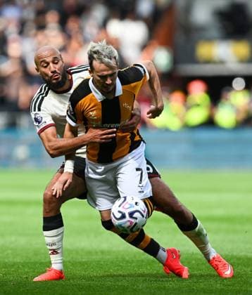 Liam Millar of Hull City and Bryan Mbeumo of Manchester United, ManU Hull City v Manchester United, Premier League Football, Football, MKM Stadium, Hull, UK - 22 Aug 2026Hull MKM Stadium United Kingdom EDITORIAL USE ONLY No use with unauthorised audio, video, data, fixture lists, club league logos or live services. Online in-match use limited to 120 images, no video emulation. No use in betting, games or single club league player publications.  Copyright: xGreigxCowie Shutterstockx 17111325ba