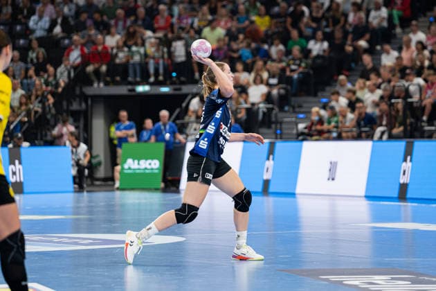HSG Blomberg-Lippe (GER) vs. Borussia Dortmund (GER), Handball, 1. Handball Bundesliga Frauen, Rexel Supercup 2026, Saison 2026 2027, Muenchen, 22.08.2026 Nieke Kuehne (HSG Blomberg-Lippe, 09) beim Spielaufbau Muenchen SAP Garden Deutschland *** HSG Blomberg Lippe GER vs. Borussia Dortmund GER, Handball, Women s Handball Bundesliga 1, 2026 Rexel Supercup, 2026–2027 season, Munich, August 22, 2026: Nieke Kühne of HSG Blomberg Lippe, No. 9, building up play at the SAP Garden in Munich, Germany