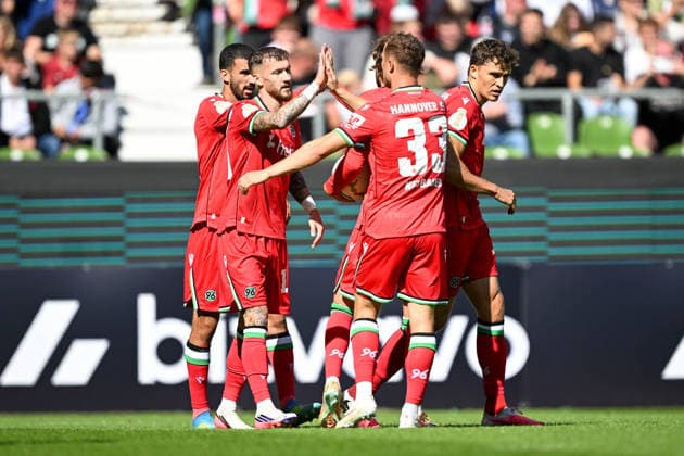 DFB Pokal 26 27 - SV Hemelingen - Hannover 96 am 22.08.2026 im Weserstadion in Bremen Jubel, Torjubel, Torschuetze, Torschütze Marcel Hartel (Hannover) jubelt nach seinem Tor zum 0:3 *** DFB Cup 26-27: SV Hemelingen vs. Hannover 96 on August 22, 2026, at the Weserstadion in Bremen—celebrations, goal celebrations, goal scorers, goal scorer Marcel Hartel; Hannover celebrates after his goal to make it 0-3 MT