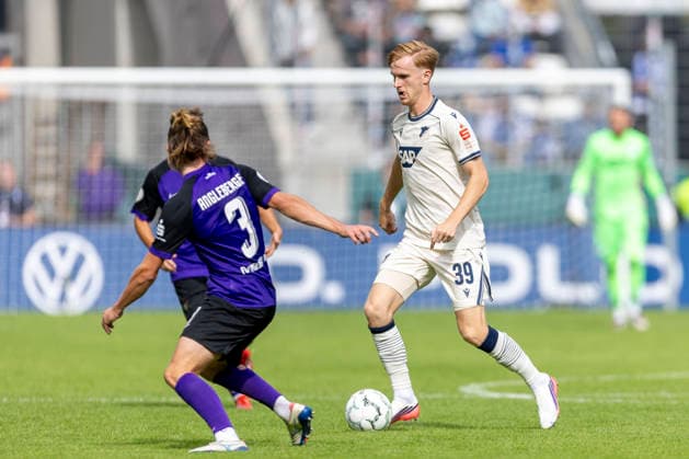 GER, Aue, Fussball, DFB-Pokal, 1. Hauptrunde, FC Erzgebirge Aue vs. TSG 1899 Hoffenheim im Bild v.l.: Devin Angleberger (FC Erzgebirge Aue 03), Mats Rots (TSG Hoffenheim 39), Zweikampf 22.08.2026, EINS Erzgebirgsstadion Aue DFB REGULATIONS PROHIBIT ANY USE OF PHOTOGRAPHS AS IMAGE SEQUENCES AND OR QUASI-VIDEO, *** GER, Aue, Soccer, DFB Cup, 1st Round, FC Erzgebirge Aue vs. TSG 1899 Hoffenheim (pictured, from left): Devin Angleberger (FC Erzgebirge Aue 03), Mats Rots (TSG Hoffenheim 39), tackle on August 22, 2026, EINS Erzgebirgsstadion Aue. DFB regulations prohibit any use of photographs as image sequences and or quasi-video, Copyright: HMBxMedia PaulxFritz
