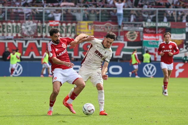 10 Tolcay Cigerci (Energie Cottbus, l.) im Duell mit 32 Fabian Rieder (FC Augsburg) Fussball DFB-Pokal 1. Hauptrunde 2026 2027 FC Energie Cottbus - FC Augsburg *** 10 Tolcay Cigerci (Energie Cottbus), left, in a duel with 32 Fabian Rieder (FC Augsburg) Soccer DFB Cup 1st Round 2026–2027 FC Energie Cottbus FC Augsburg
