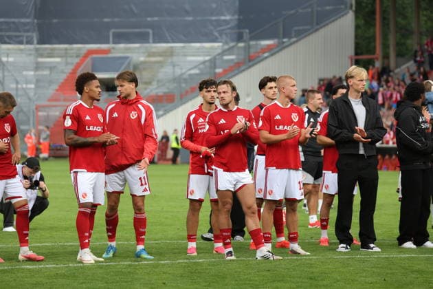Die Cottbuser Mannschaft bedankt sich bei den Fans. Fussball DFB-Pokal 1. Hauptrunde 2026 2027 FC Energie Cottbus - FC Augsburg *** The Cottbus team thanks the fans: Soccer, DFB Cup, Round 1, 2026–2027, FC Energie Cottbus vs. FC Augsburg