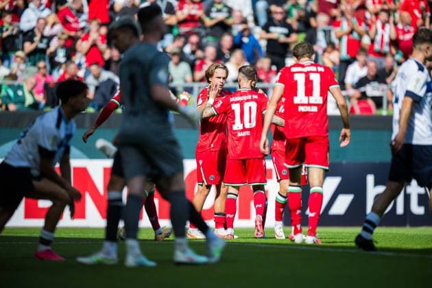 22.08.2026 - Fußball, 2026 2027, DFB-Pokal, 1. Hauptrunde, SV Hemelingen - Hannover 96: (L-R) Lars Gindorf (Hannover) jubelt nach seinem Tor zum 0:2 mit Marcel Hartel (Hannover), Benedikt Pichler (Hannover) DFB REGULATIONS PROHIBIT ANY USE OF PHOTOGRAPHS AS IMAGE SEQUENCES AND OR QUASI-VIDEO. *** August 22, 2026 Soccer, 2026–2027, DFB Cup, 1st Round, SV Hemelingen vs. Hannover 96, L R Lars Gindorf; Hannover celebrates after his goal to make it 0–2 with Marcel Hartel, Hannover; Benedikt Pichler, Hannover. DFB regulations prohibit any use of photographs as image sequences and or quasi-video.