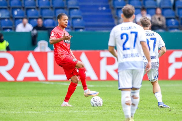 2026.08.22, xkwix, Fußball, DFB-Pokal, MSV Duisburg - SV Elversberg, Schauinsland-Reisen-Arena, 1.Runde, Saison 2026 2027: Jan Gyamerah (SV Elversberg 30) im Zweikampf gegen Patrick Sussek (MSV Duisburg 37) DFB regulations prohibit any use of photographs as image sequences and or quasi-video. Photo: xKamilxWilkowskixPressefotoKochx Nordrhein-Westfalen Deutschland *** August 22, 2026, xkwix, Soccer, DFB Cup, MSV Duisburg vs. SV Elversberg, Schauinsland Reisen Arena, 1st Round, 2026–2027 season: Jan Gyamerah of SV Elversberg (30) in a tackle against Patrick Sussek of MSV Duisburg (37). DFB regulations prohibit any use of photographs as image sequences and or quasi-video. Photo: xKamilxWilkowskixPressefotoKochx, North Rhine-Westphalia, Germany