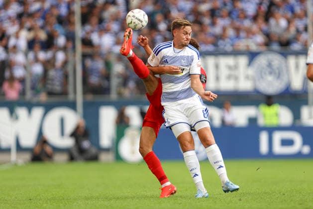 Noah Darvich (SV 07 Elversberg) und Aljaz Casar (MSV Duisburg) im Zweikampf waehrend des Spiels der 1. Runde des DFB-Pokal zwischen MSV Duisburg und SV 07 Elversberg, Schauinsland-Reisen-Arena am 22. August 2026 in Duisburg, Deutschland. (Foto von Oliver Kaelke DeFodi Images) +++ Noah Darvich (SV 07 Elversberg) und Aljaz Casar (MSV Duisburg) battle for the ball during the 1st round match of the DFB-Pokal between MSV Duisburg and SV 07 Elversberg at Schauinsland-Reisen-Arena on August 22, 2026 in Duisburg, Germany. (Photo by Oliver Kaelke DeFodi Images) DFB DFL REGULATIONS PROHIBIT ANY USE OF PHOTOGRAPHS AS IMAGE SEQUENCES AND OR QUASI-VIDEO. (Photo by Oliver Kaelke DeFodi Images) - *** Noah Darvich of SV 07 Elversberg and Aljaz Casar of MSV Duisburg in a duel during the first-round DFB Cup match between MSV Duisburg and SV 07 Elversberg, Schauinsland Reisen Arena on August 22, 2026, in Duisburg, Germany. Photo by Oliver Kaelke, DeFodi Images. Noah Darvich of SV 07 Elversberg and Aljaz Casar of MSV Duisburg battle for the ball during the first-round match of the DFB Cup between MSV Duisburg and SV 07 Elversberg at Schauinsland Reisen Arena on August 22, 2026, in Duisburg, Germany. Photo by Oliver Kaelke, DeFodi Images. DFB and DFL regulations prohibit any use of photographs as image sequences and or quasi-video. Photo by Oliver Kaelke, DeFodi Images.