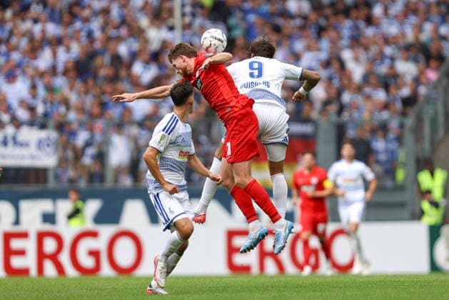Florian Le Joncour (SV 07 Elversberg) und Lex-Tyger Lobinger (MSV Duisburg) im Zweikampf waehrend des Spiels der 1. Runde des DFB-Pokal zwischen MSV Duisburg und SV 07 Elversberg, Schauinsland-Reisen-Arena am 22. August 2026 in Duisburg, Deutschland. (Foto von Oliver Kaelke DeFodi Images) +++ Florian Le Joncour (SV 07 Elversberg) und Lex-Tyger Lobinger (MSV Duisburg) battle for the ball during the 1st round match of the DFB-Pokal between MSV Duisburg and SV 07 Elversberg at Schauinsland-Reisen-Arena on August 22, 2026 in Duisburg, Germany. (Photo by Oliver Kaelke DeFodi Images) DFB DFL REGULATIONS PROHIBIT ANY USE OF PHOTOGRAPHS AS IMAGE SEQUENCES AND OR QUASI-VIDEO. (Photo by Oliver Kaelke DeFodi Images) - *** Florian Le Joncour of SV 07 Elversberg and Lex Tyger Lobinger of MSV Duisburg in a one-on-one battle during the first-round DFB Cup match between MSV Duisburg and SV 07 Elversberg, Schauinsland Reisen Arena on August 22, 2026, in Duisburg, Germany. Photo by Oliver Kaelke, DeFodi Images. Florian Le Joncour of SV 07 Elversberg and Lex Tyger Lobinger of MSV Duisburg battle for the ball during the first-round match of the DFB Cup between MSV Duisburg and SV 07 Elversberg at Schauinsland Reisen Arena on August 22, 2026, in Duisburg, Germany. Photo by Oliver Kaelke, DeFodi Images. DFB and DFL regulations prohibit any use of photographs as image sequences and or quasi-video. Photo by Oliver Kaelke, DeFodi Images.