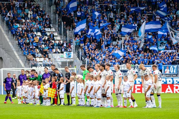 Mannschaften stellen sich vor dem Spiel auf, FC Erzgebirge Aue vs. TSG Hoffenheim, Fussball, DFB Pokal, 1. Runde, Saison 2026 2027, 22.08.2026,¨ DFL REGULATIONS PROHIBIT ANY USE OF PHOTOGRAPHS AS IMAGE SEQUENCES AND OR QUASI-VIDEO,¨ FC Erzgebirge Aue vs. TSG Hoffenheim, Fussball, DFB Pokal, 1. Runde, Saison 2026 2027, 22.08.2026, Aue *** Teams line up before the game: FC Erzgebirge Aue vs. TSG Hoffenheim, Soccer, DFB Cup, 1st Round, 2026–2027 Season, August 22, 2026, DFL regulations prohibit any use of photographs as image sequences and or quasi-video, FC Erzgebirge Aue vs. TSG Hoffenheim, soccer, DFB Cup, Round 1, 2026–2027 Season, August 22, 2026, Aue Copyright: xEibner-Pressefoto LauraxRoemerx EP_LRR