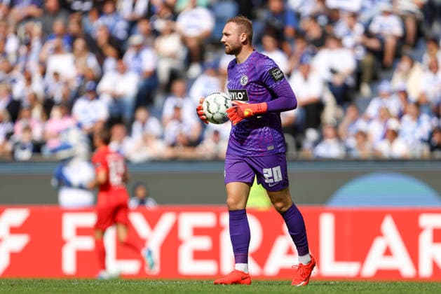 Torwart Nicolas Kristof (SV 07 Elversberg) schaut waehrend des Spiels der 1. Runde des DFB-Pokal zwischen MSV Duisburg und SV 07 Elversberg, Schauinsland-Reisen-Arena am 22. August 2026 in Duisburg, Deutschland. (Foto von Oliver Kaelke DeFodi Images) +++ Torwart Nicolas Kristof (SV 07 Elversberg) looks on during the 1st round match of the DFB-Pokal between MSV Duisburg and SV 07 Elversberg at Schauinsland-Reisen-Arena on August 22, 2026 in Duisburg, Germany. (Photo by Oliver Kaelke DeFodi Images) DFB DFL REGULATIONS PROHIBIT ANY USE OF PHOTOGRAPHS AS IMAGE SEQUENCES AND OR QUASI-VIDEO. (Photo by Oliver Kaelke DeFodi Images) - *** Goalkeeper Nicolas Kristof of SV 07 Elversberg looks on during the first-round match of the DFB Cup between MSV Duisburg and SV 07 Elversberg at the Schauinsland Reisen Arena on August 22, 2026, in Duisburg, Germany. Photo by Oliver Kaelke, DeFodi Images. Goalkeeper Nicolas Kristof of SV 07 Elversberg looks on during the first-round match of the DFB Cup between MSV Duisburg and SV 07 Elversberg at Schauinsland Reisen Arena on August 22, 2026 in Duisburg, Germany. Photo by Oliver Kaelke, DeFodi Images. DFB and DFL regulations prohibit any use of photographs as image sequences and or quasi-video. Photo by Oliver Kaelke, DeFodi Images.